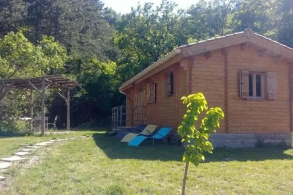 Un Chalet En Bois Dans Un Ecrin De Verdure Aouste-sur-Sye